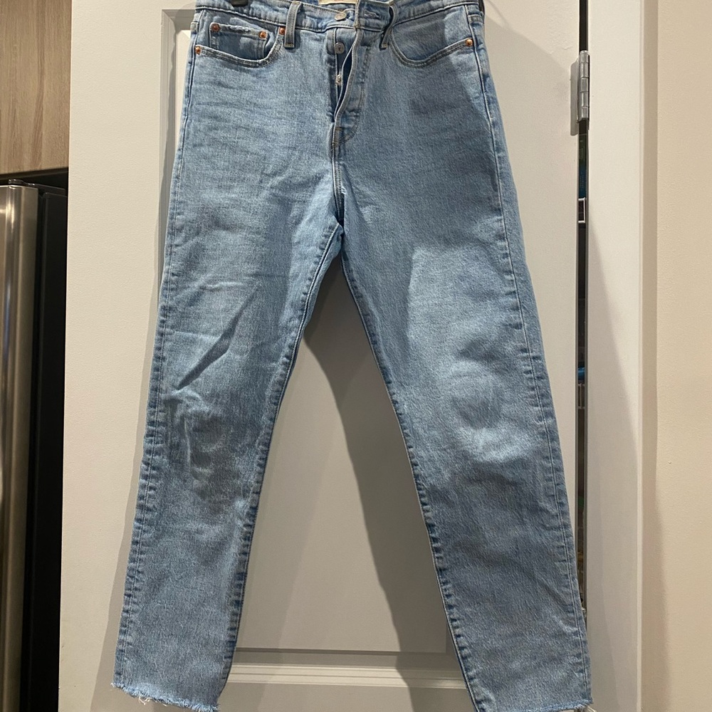 Levi’s Wedgie Lightwash Straight Jeans Distressed Hem